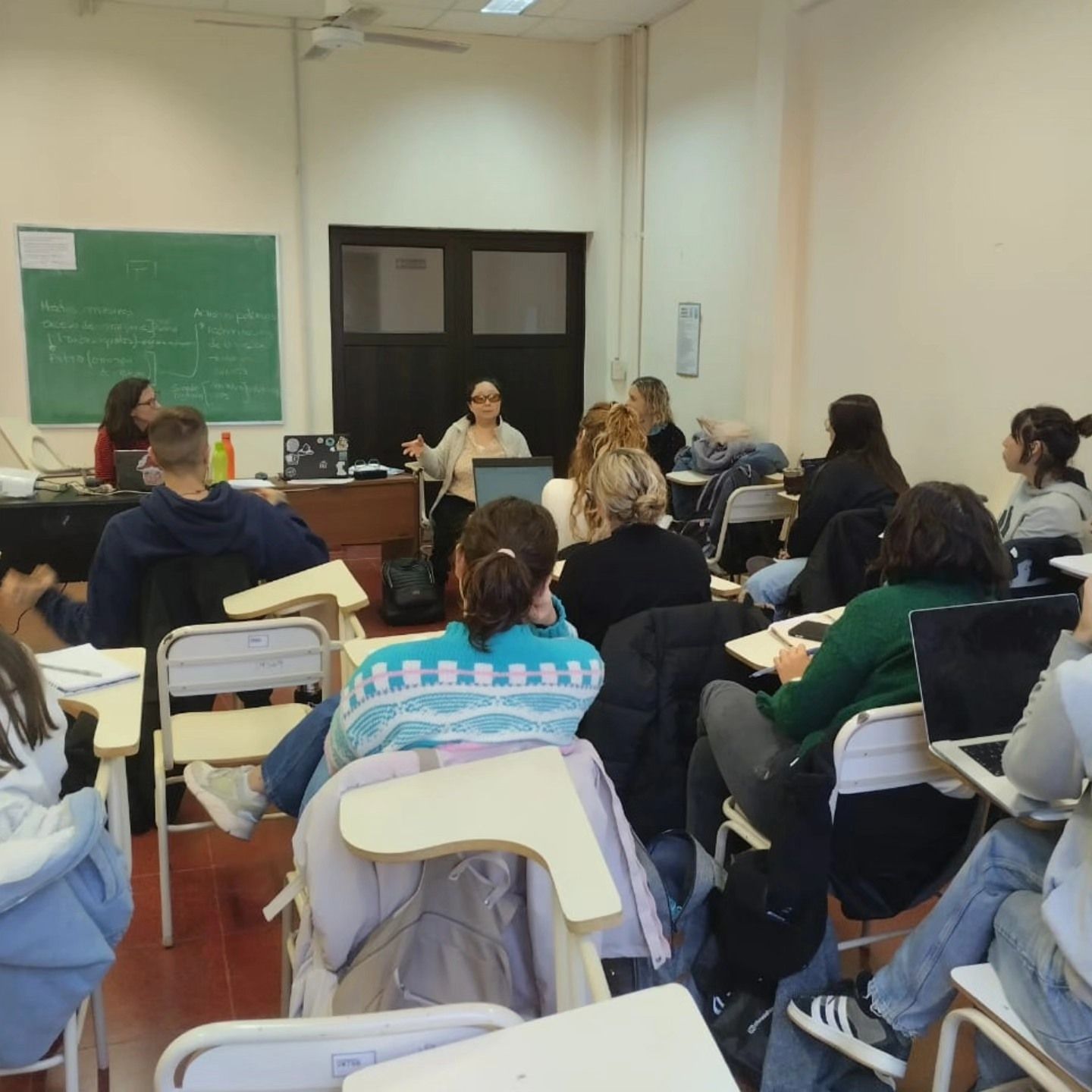 Brenda Tanoni brindando una clase sobre accesibilidad digital en un aula de la Facultad de Ciencias Sociales de la UBA